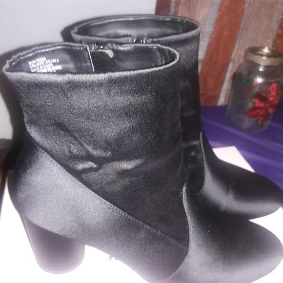 Quintessa booties - Picture 5 of 8
